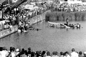 Rescuers-standing-on-the-roof-of-the-bus (1)